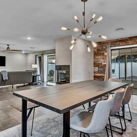 Quiet Contemporary Executive 4Bd, 3Ba Estate With Pool Villa